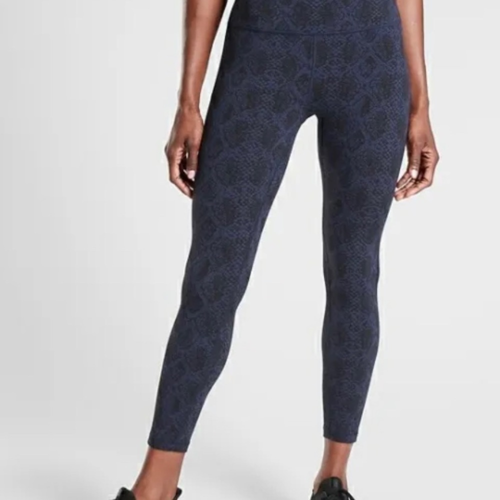 NWT Athleta Snake Ultimate 7/8 legging Size XS